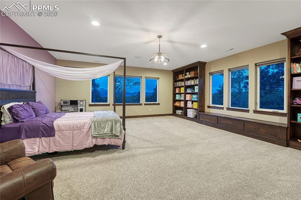 Image 31 of 50: Bedroom