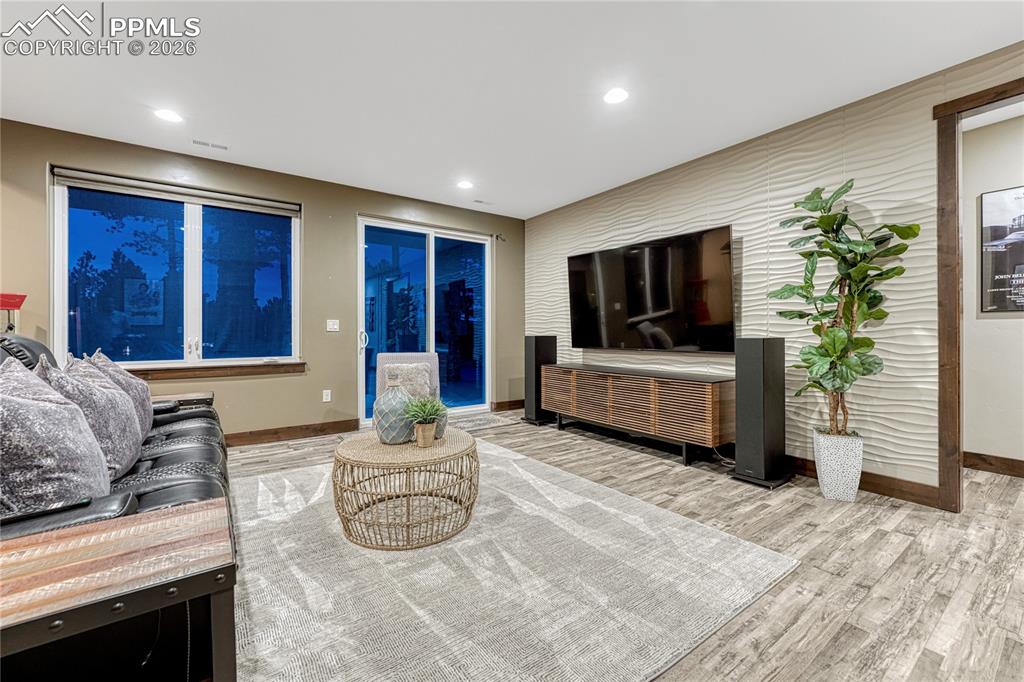 Image 33 of 50: Living Room