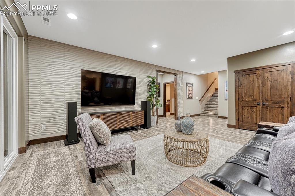 Image 34 of 50: Living Room