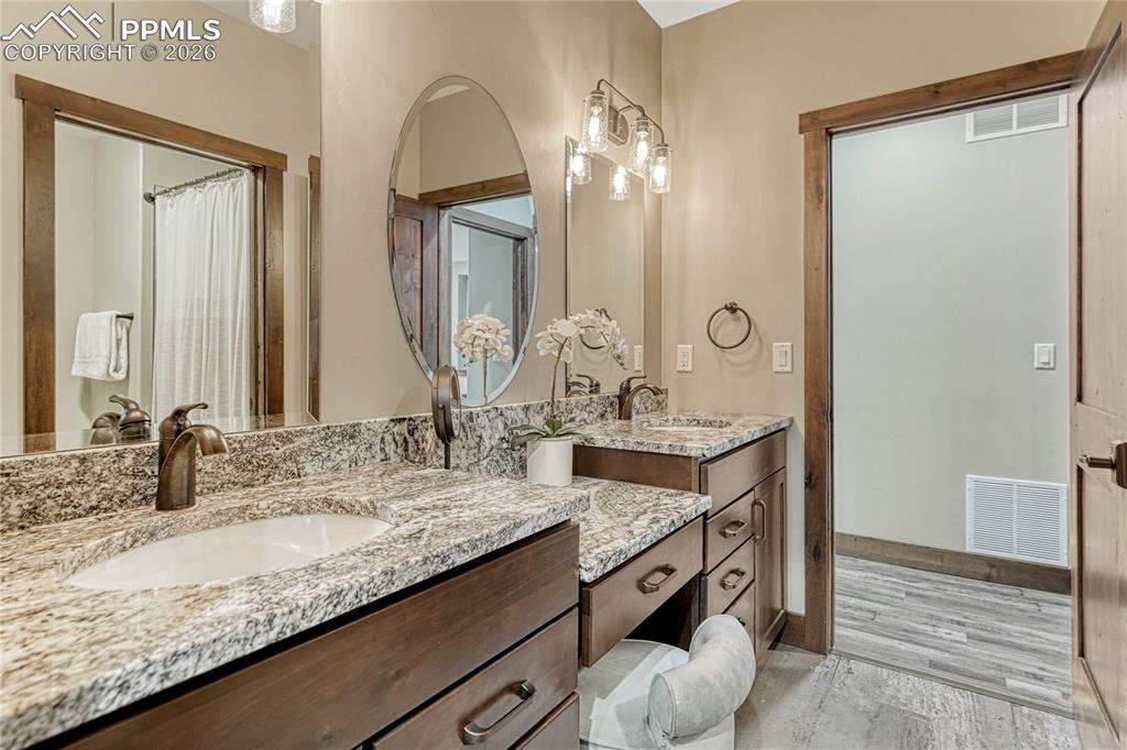 Image 39 of 50: Bathroom