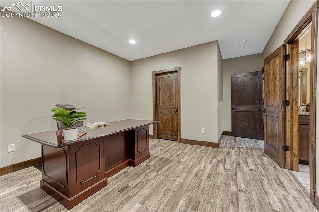 Image 41 of 50: Office