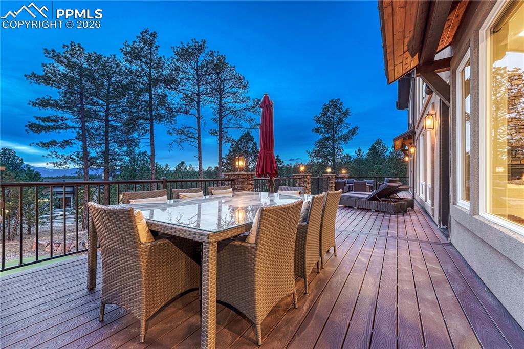 Image 42 of 50: Deck