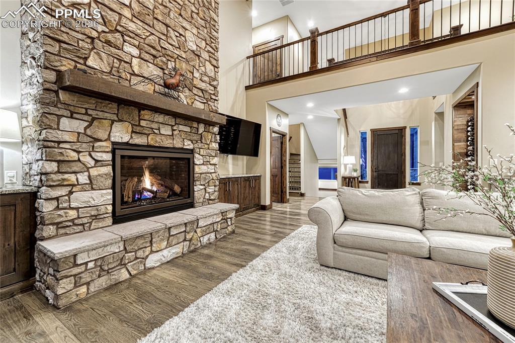 Image 7 of 50: Living Room