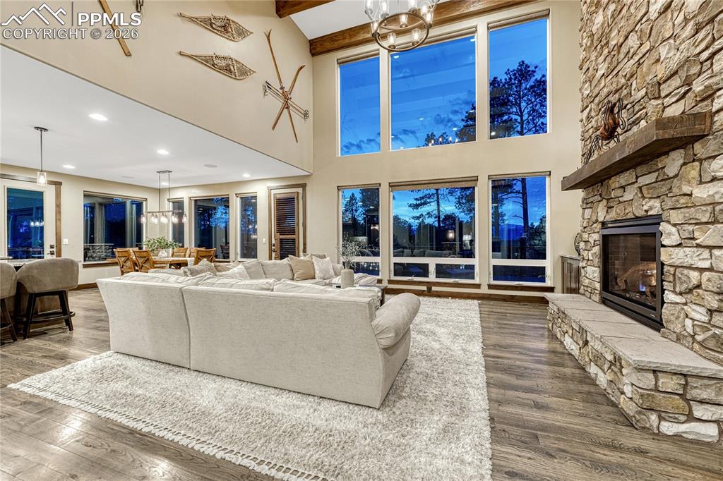 Image 8 of 50: Living Room