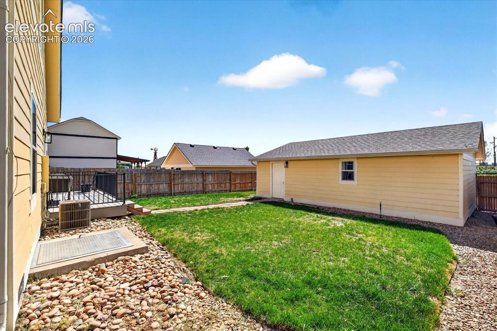 Image 19 of 28: Yard