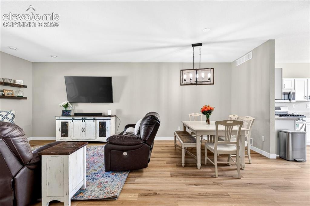 Image 5 of 28: Dining Area