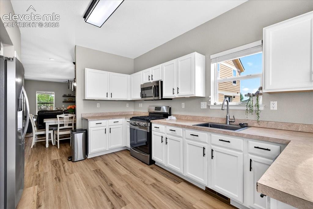 Image 7 of 28: Kitchen
