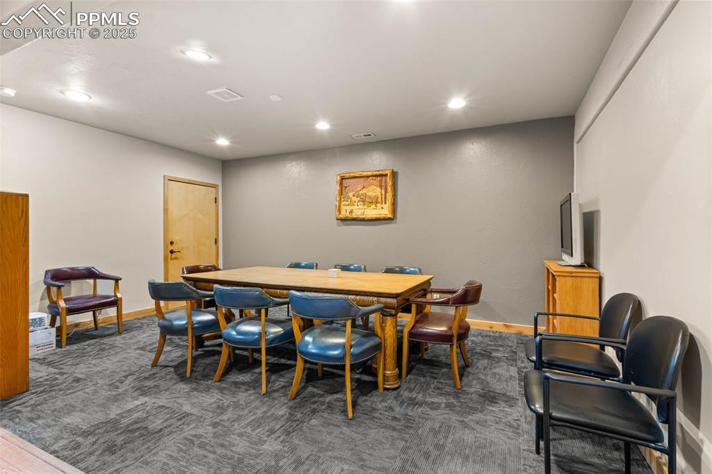 Image 11 of 23: Dining Area