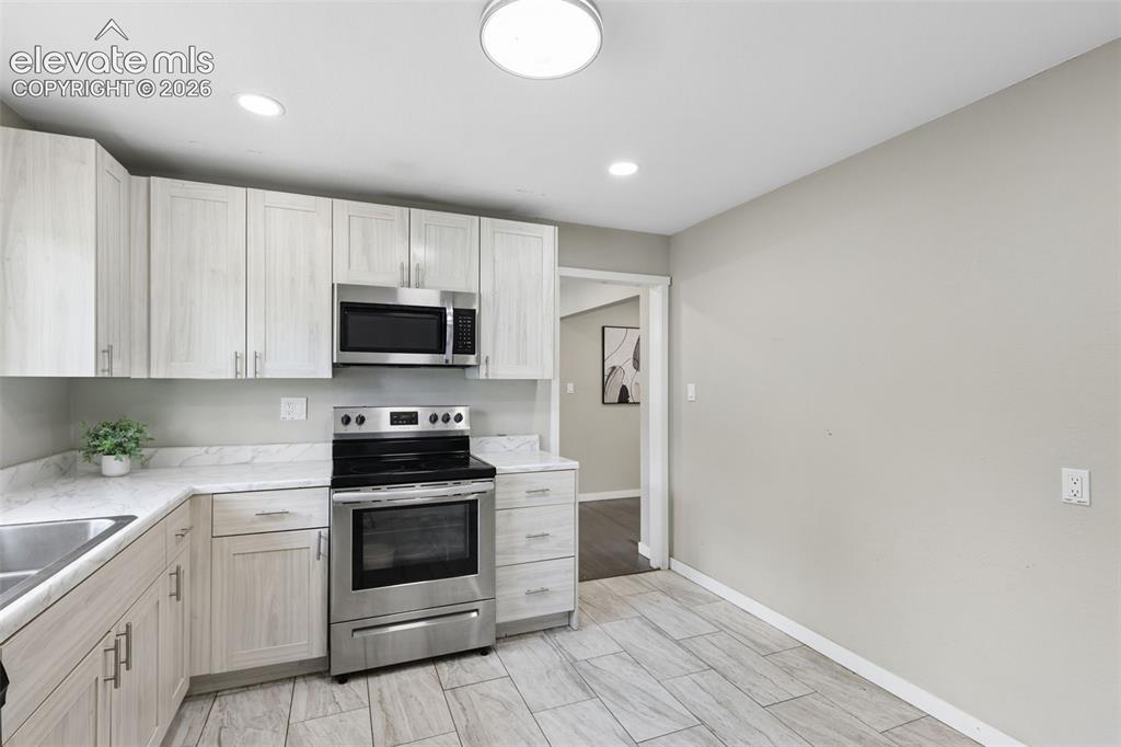 Image 15 of 38: Kitchen