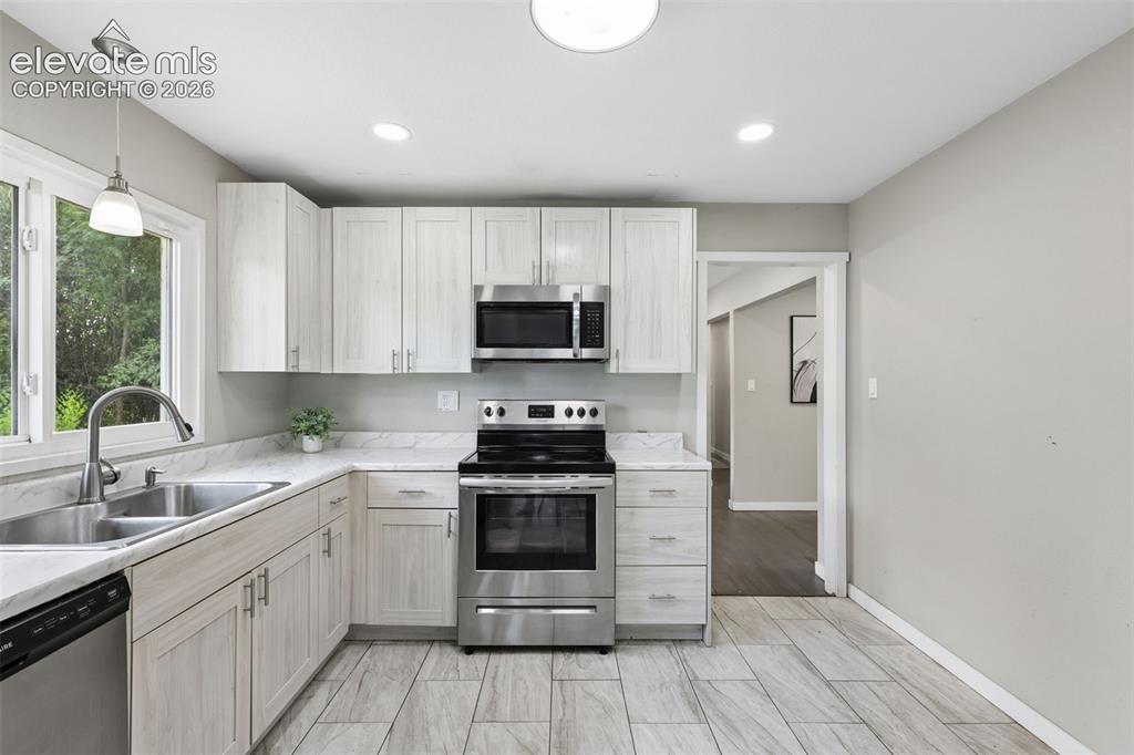 Image 16 of 38: Kitchen