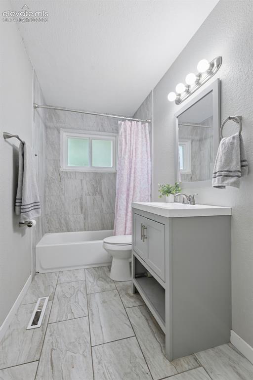 Image 31 of 38: Bathroom