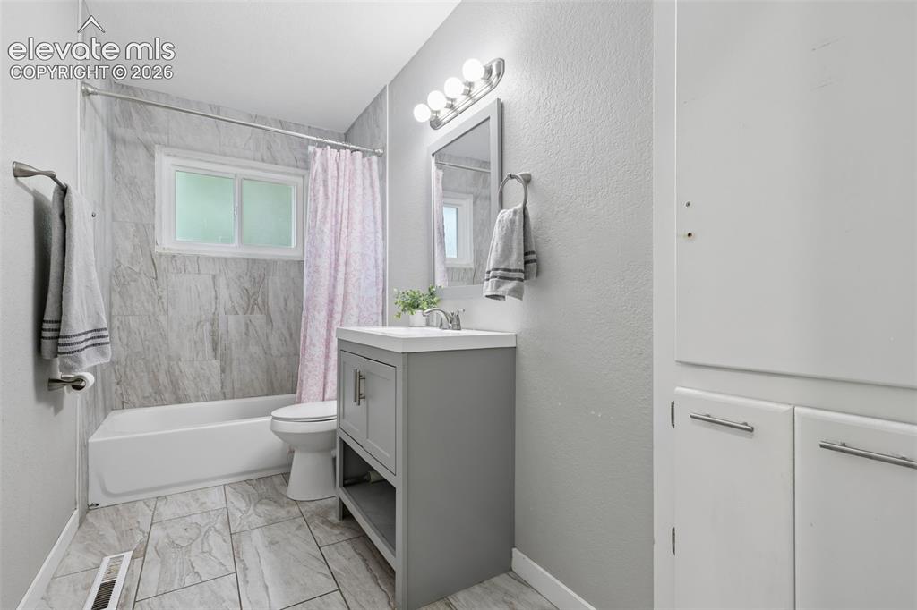 Image 32 of 38: Bathroom