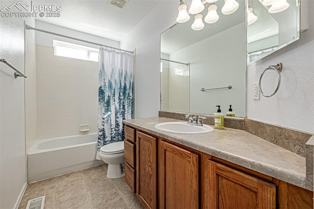 Image 16 of 25: Bathroom