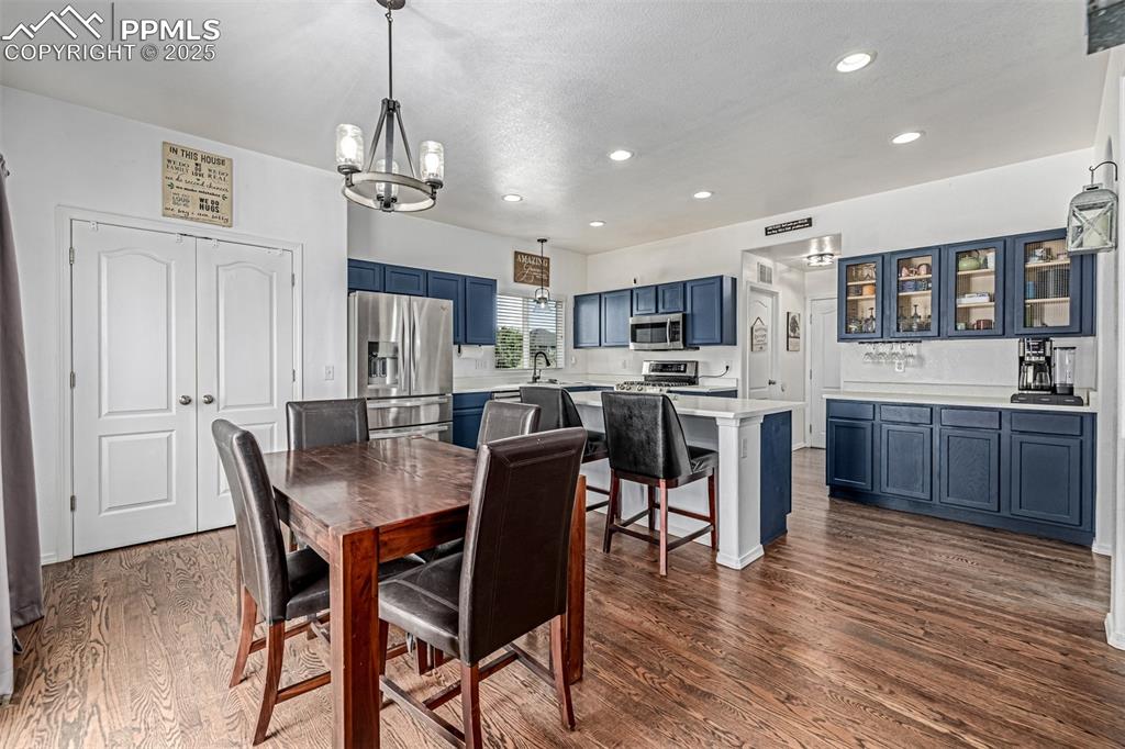 Image 7 of 25: Dining Area