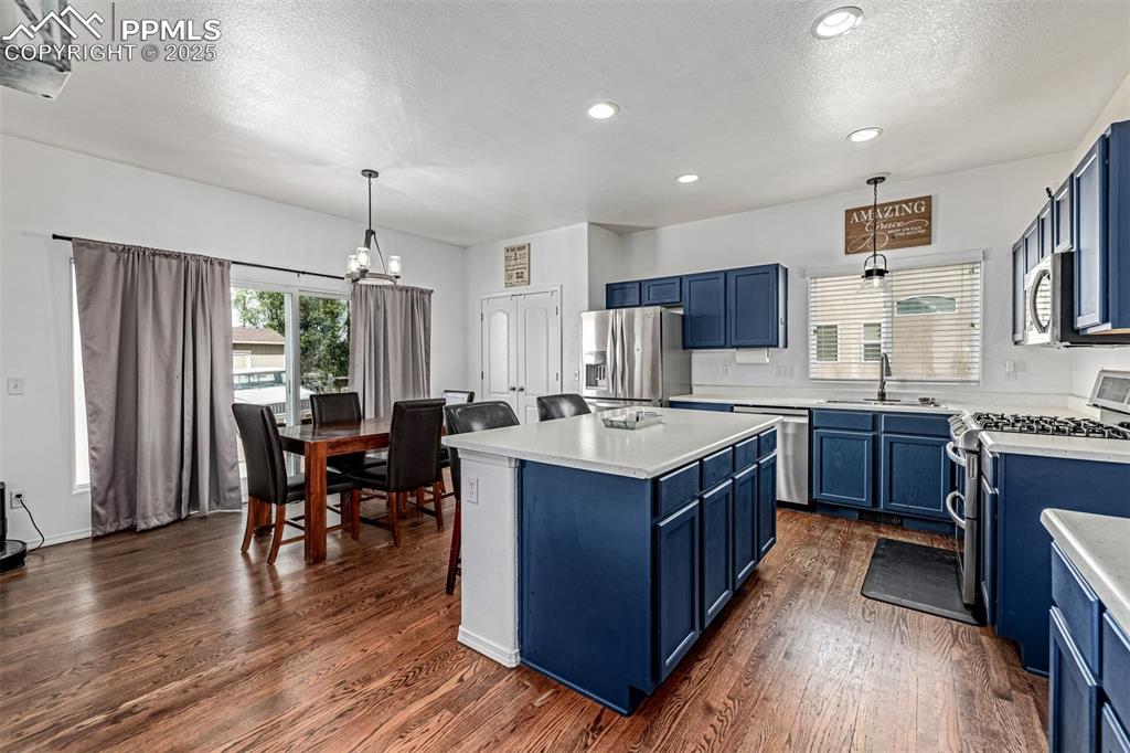 Image 9 of 25: Kitchen