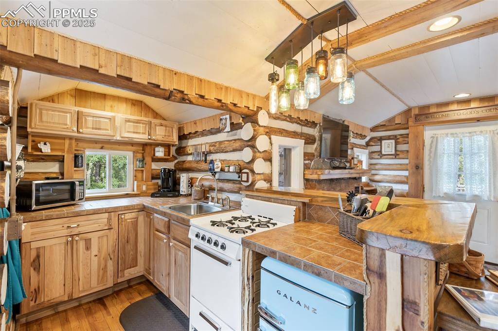 Image 15 of 36: Kitchen