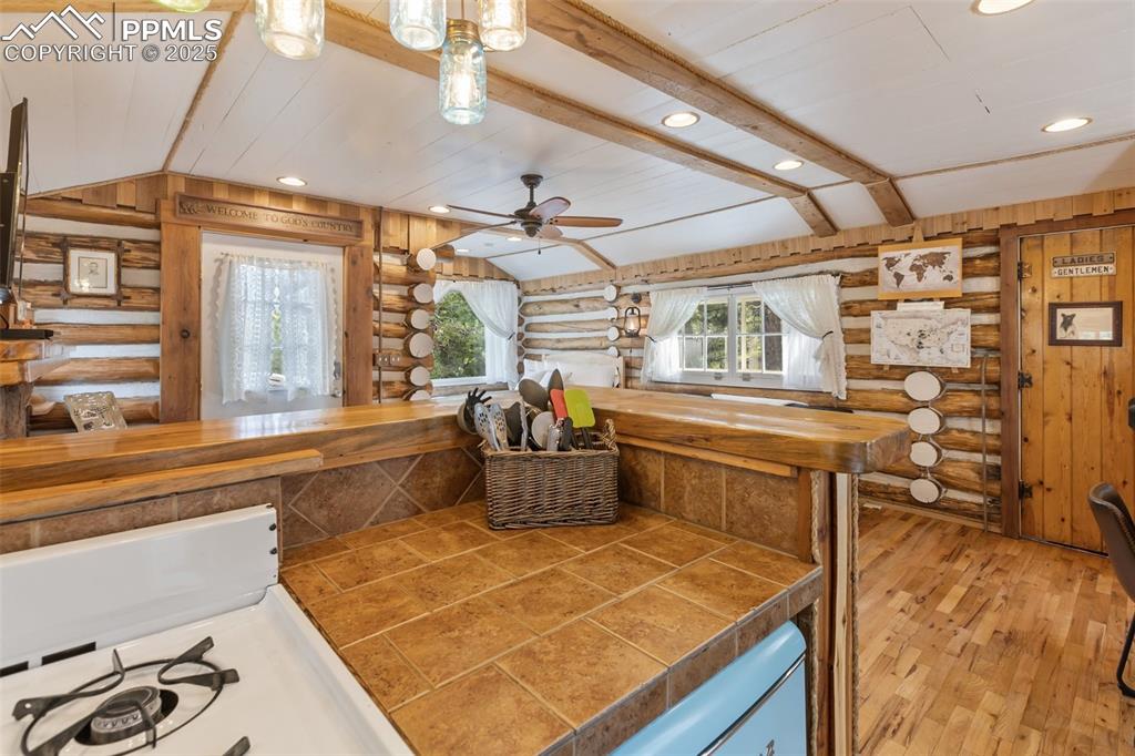 Image 17 of 36: Kitchen