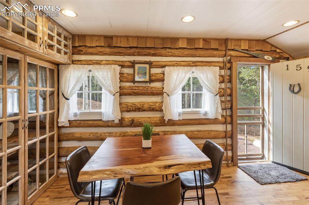Image 18 of 36: Dining Area