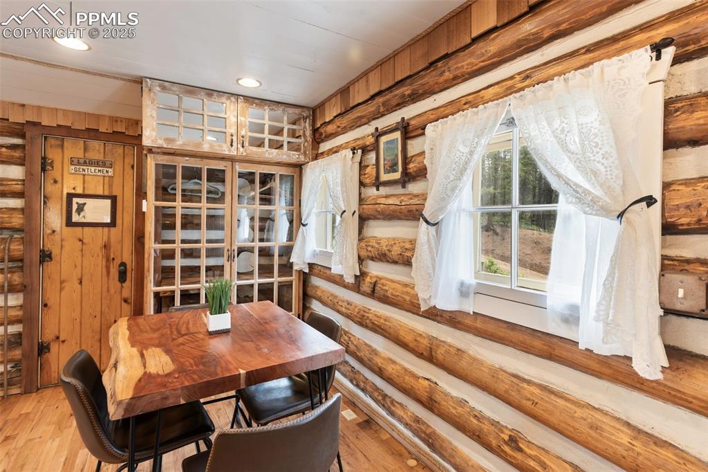 Image 19 of 36: Dining Area