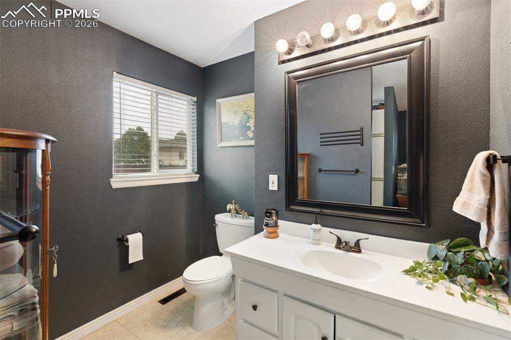 Image 16 of 26: Bathroom