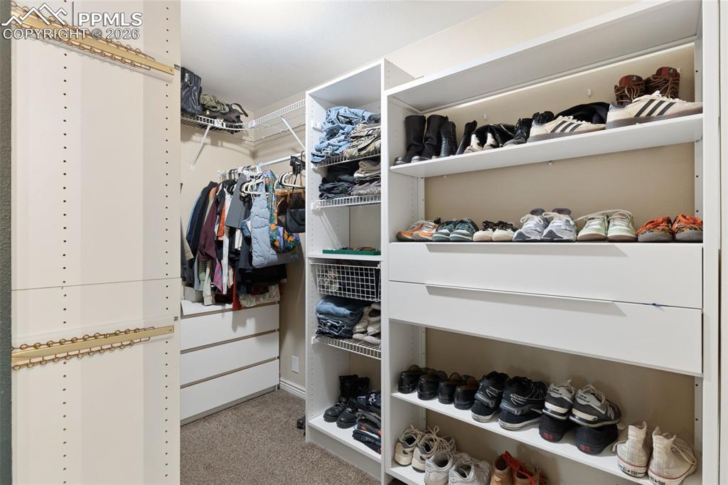 Image 18 of 26: Closet