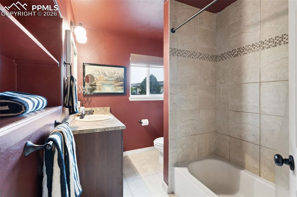 Image 20 of 26: Bathroom