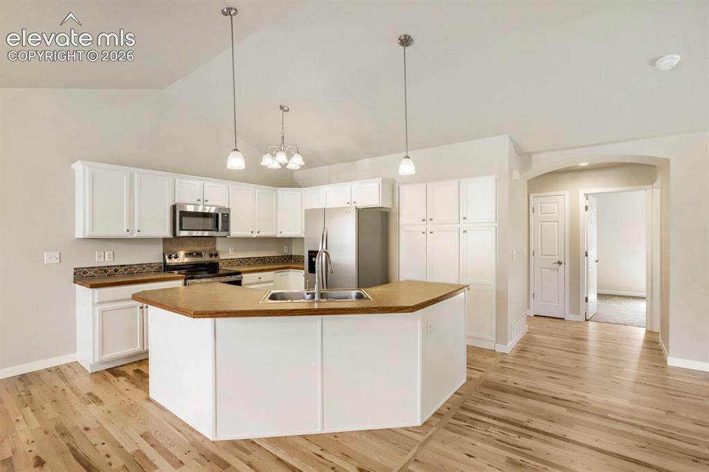 Image 10 of 32: Kitchen