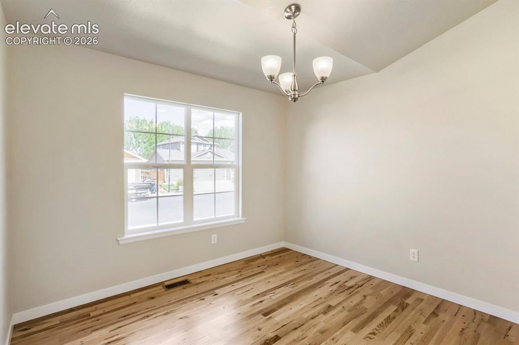 Image 11 of 32: Dining Room