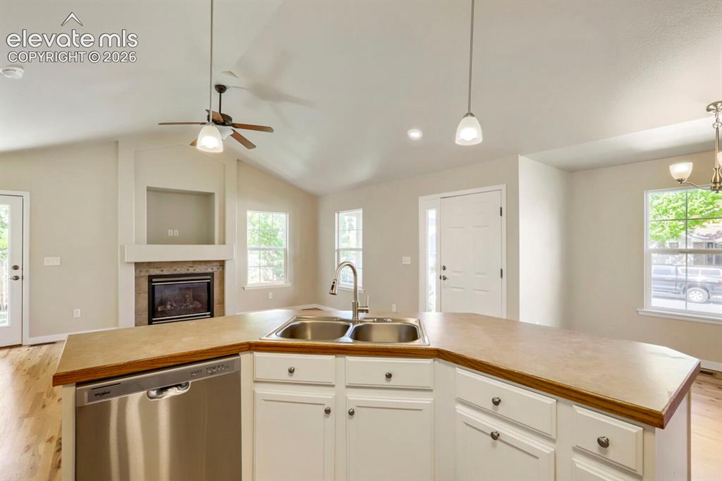 Image 12 of 32: Kitchen