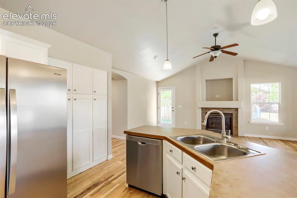 Image 13 of 32: Kitchen