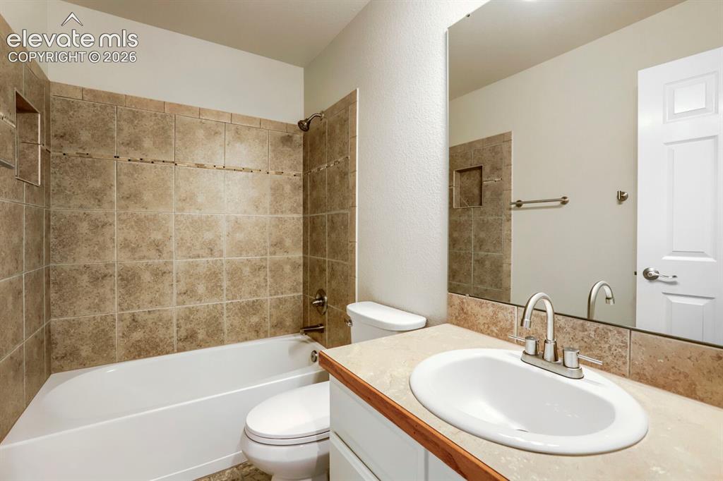 Image 21 of 32: Bathroom