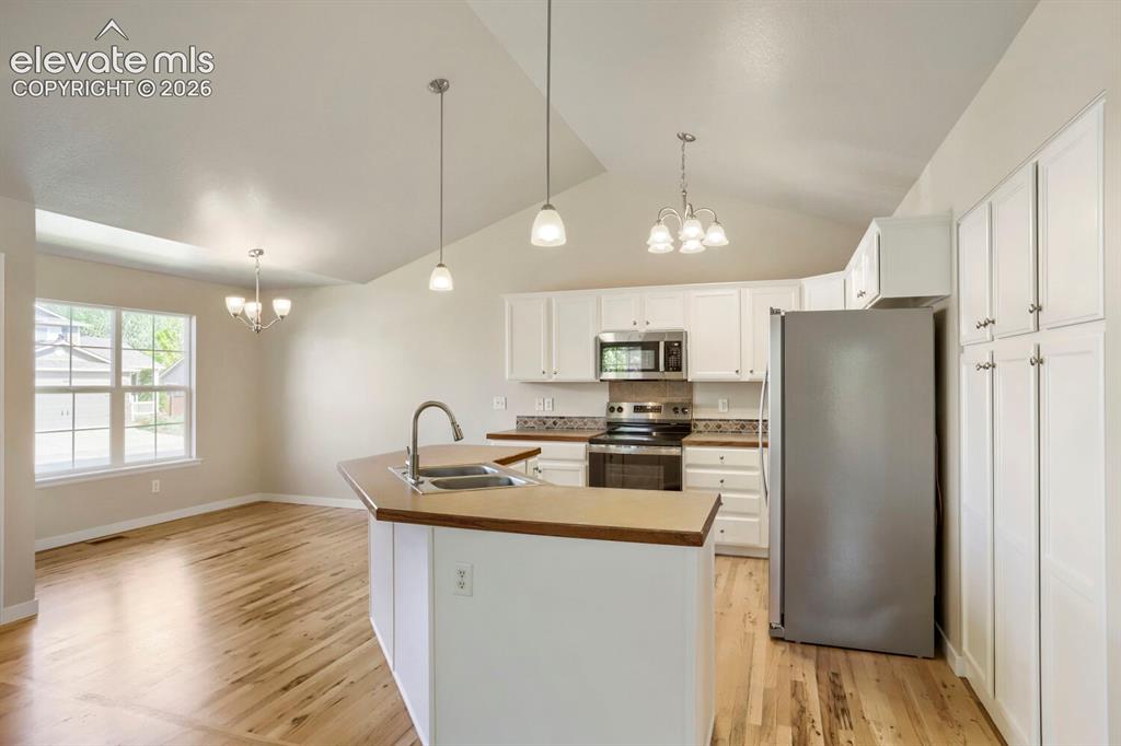 Image 7 of 32: Kitchen