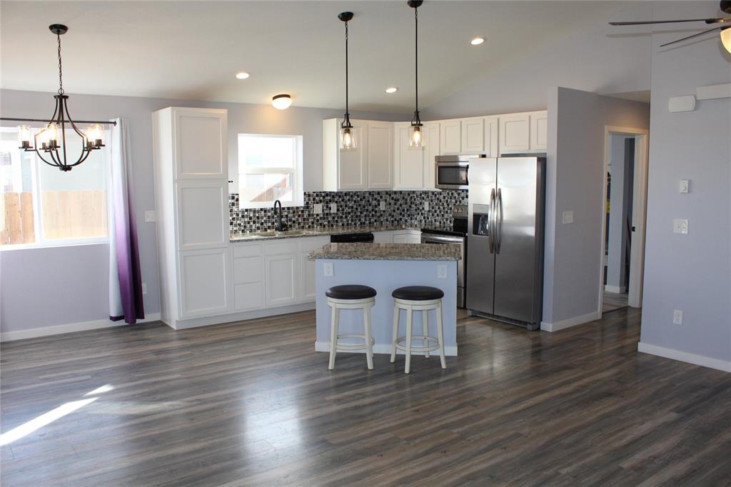 Image 10 of 44: Kitchen