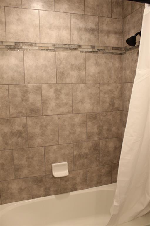 Image 17 of 44: Bathroom