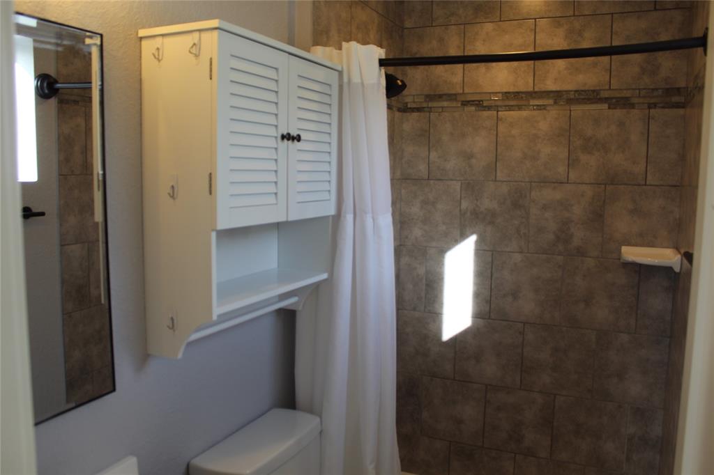 Image 21 of 44: Bathroom