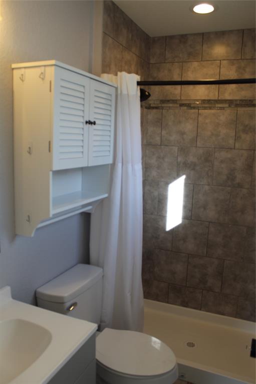 Image 22 of 44: Bathroom