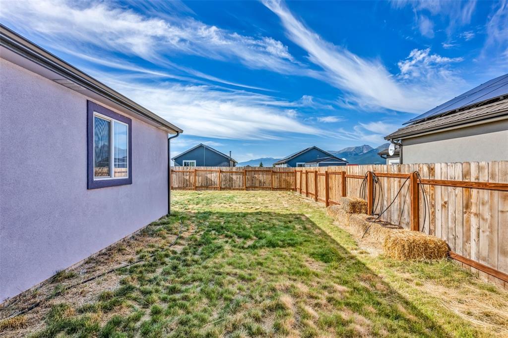 Image 27 of 44: Yard