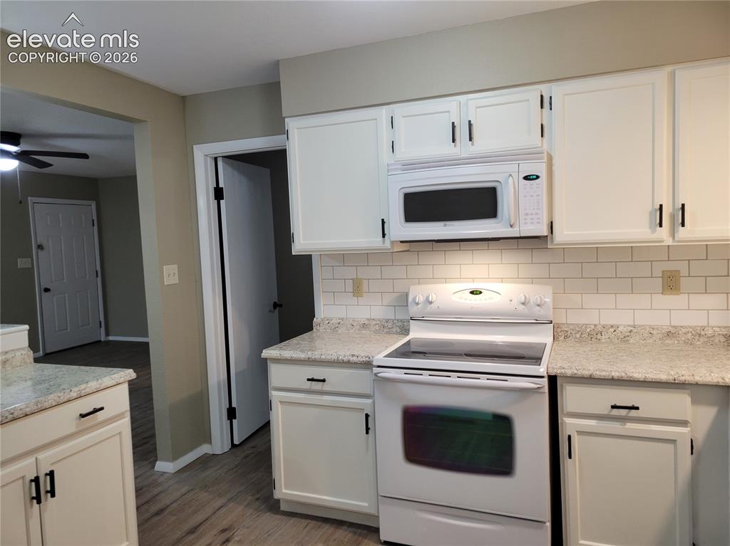 Image 13 of 16: Kitchen