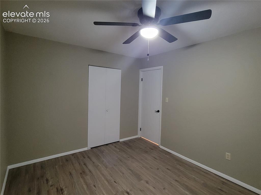 Image 14 of 16: Bedroom