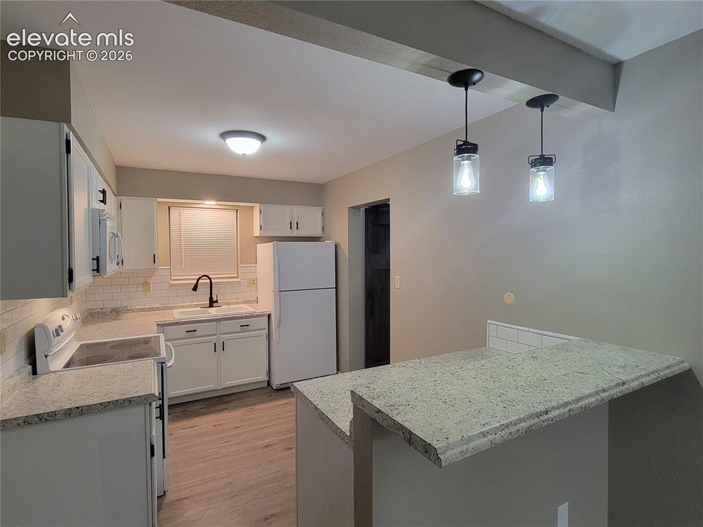 Image 5 of 16: Kitchen