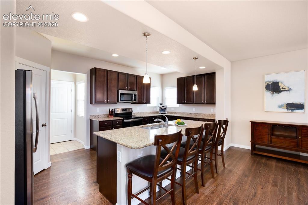 Image 4 of 32: Kitchen