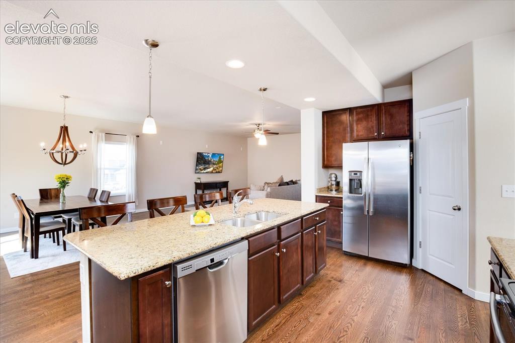 Image 5 of 32: Kitchen