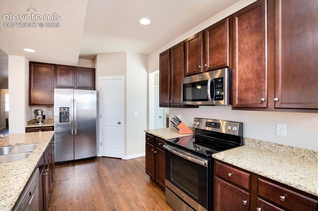 Image 7 of 32: Kitchen