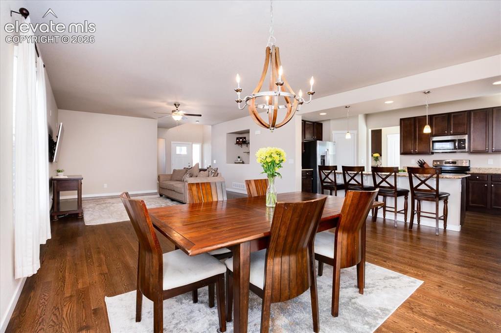 Image 9 of 32: Dining Area