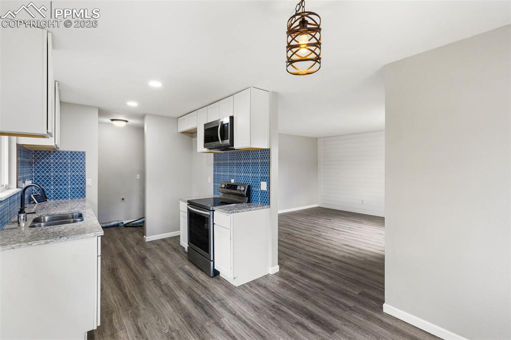 Image 10 of 24: Kitchen