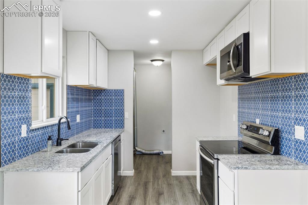 Image 11 of 24: Kitchen