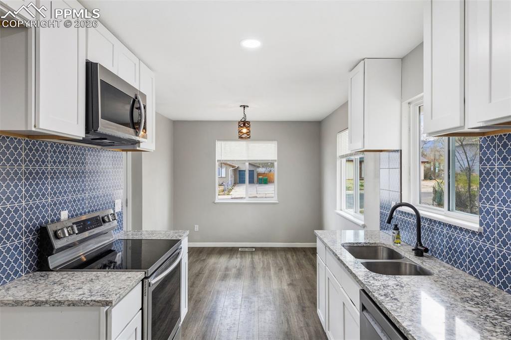 Image 13 of 24: Kitchen