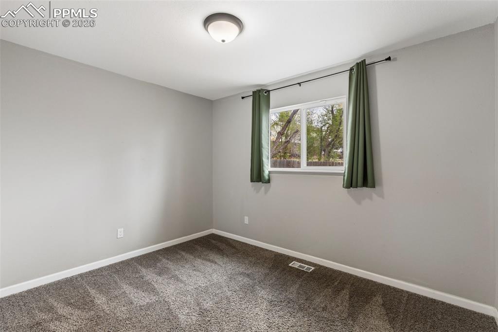 Image 18 of 24: Bedroom