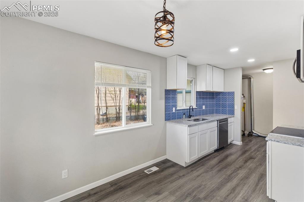 Image 9 of 24: Kitchen