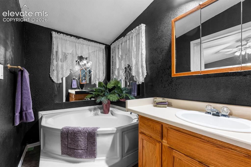Image 12 of 20: Bathroom